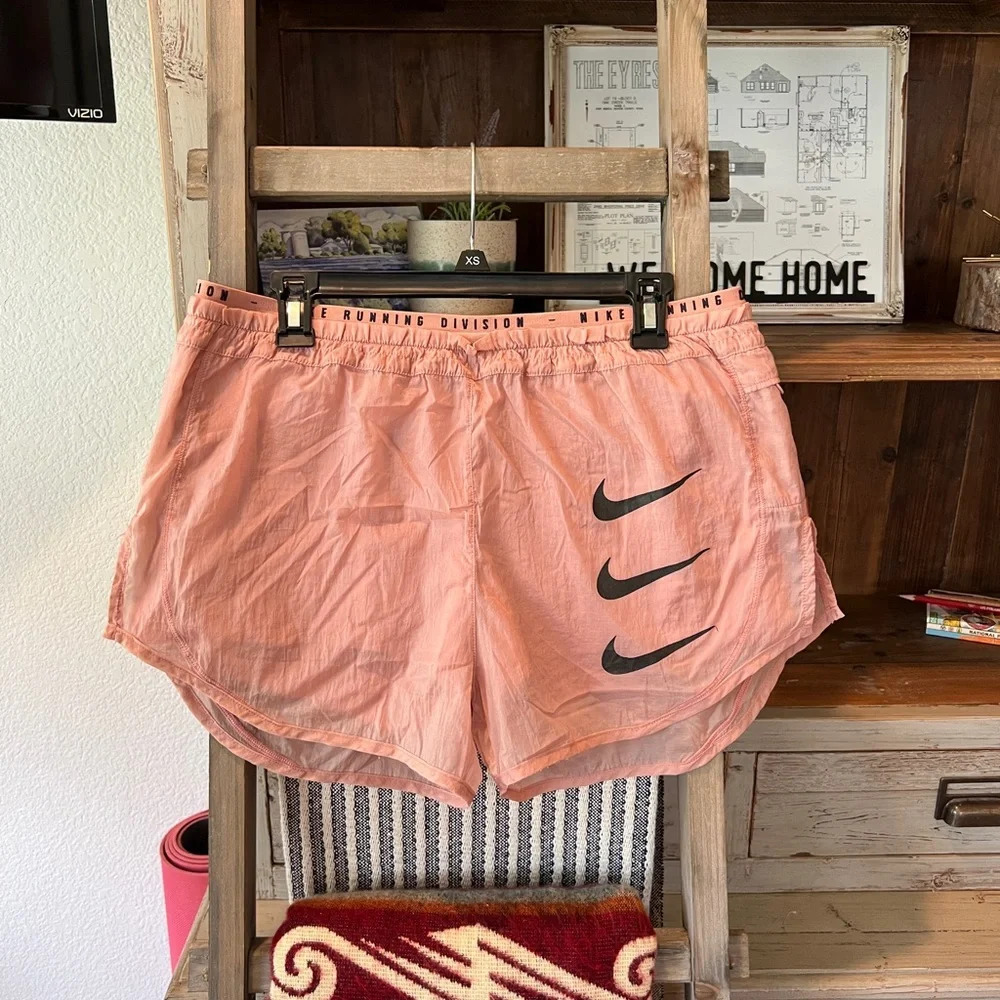 Nike women’s tempo luxe run division 2 in 1 shorts size Large
